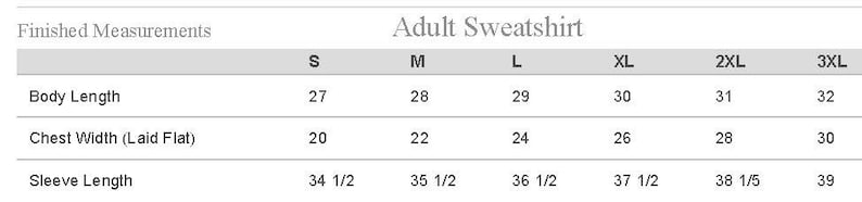 Op de afbeelding: Een maattabel voor volwassen sweatshirts met afmetingen in inches voor lichaamslengte, borstbreedte en mouwlengte. De maten vari&euml;ren van S tot 3XL.