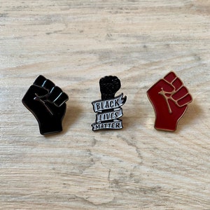 Zwarte powervuistpin, powervuistpin, Black Lives Matter-pin, opgeheven vuistpin, emailpin, reverspin, pinbadge, zwarte powerbadge