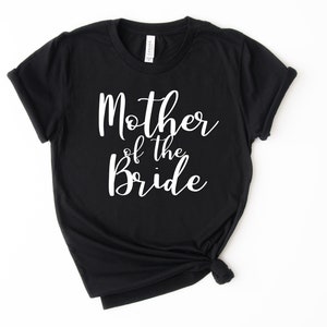 Puede incluir: Camiseta negra con texto blanco que dice "Madre de la novia".