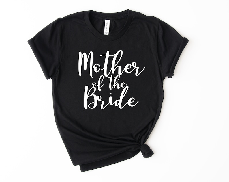 Puede incluir: Camiseta negra con texto blanco que dice "Madre de la novia".