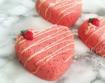 Strawberries and Cream Bath Bomb. Heart Bath Bomb. Strawberry Bath Bomb. Valentines Day Gift. Gift for her. Gift for Mom. Christmas Gift.