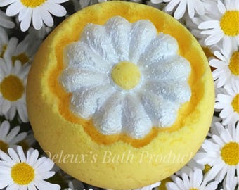 Daisy Bath Bomb. Hello Daisy Bath Bomb. Valentines Gift. Birthday Gift. Mother's Day Gift. Party Favour. Pretty Party Favour.