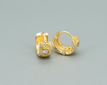 Boucles d'oreilles créoles délicates en argent sterling 925 plaqué or 22 carats et moissanite