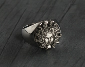 Medusa Siegelring: Antiker silberner Edelstahl, mutiges Gorgonen-Design