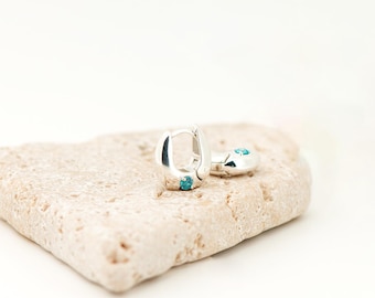 Boucles d'oreilles topaze bleue | Créoles fines Huggie en argent sterling 925 | Bijoux minimalistes en pierres précieuses faits main