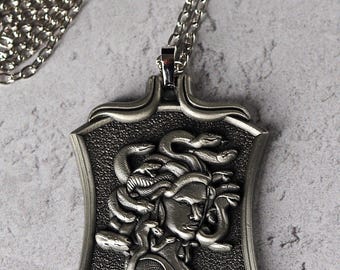 Collier pendentif bouclier buste Medusa détaillé, bijoux de la mythologie grecque