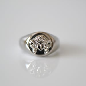 Kleiner Medusa Kopf Siegelring - Glänzender Silberschmuck, mythisches Design Ring, Medusa Symbol, einzigartiger Statement Ring für Männer & Frauen
