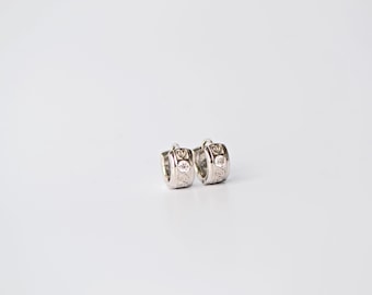 Créoles Huggie en argent sterling avec moissanite - Des bijoux éblouissants pour tous les jours