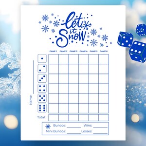 以下が含まれることがあります： 青い文字とグラフィックが描かれた白いゲームシート。「Let it Snow」の文字が上部にあり、雪の結晶で囲まれています。シートにはゲーム用のグリッド、サイコロのイラスト、名前とスコアのスペースが含まれています。3つの青いサイコロが背景に浮かんでいます。