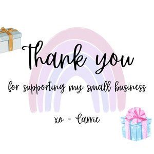 Puede incluir: Gracias por apoyar mi peque&ntilde;o negocio, xo - Carrie. Una ilustraci&oacute;n de acuarela de un arco&iacute;ris con una caja de regalo a cada lado.