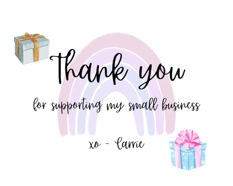 Puede incluir: Gracias por apoyar mi peque&ntilde;o negocio, xo - Carrie. Una ilustraci&oacute;n de acuarela de un arco&iacute;ris con una caja de regalo a cada lado.