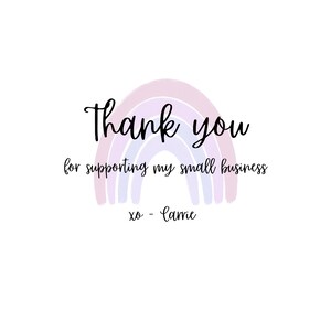 Może przedstawiać: Na białym tle napis "Thank you" czcionką w kolorze czarnym nad pastelową grafiką tęczy. Poniżej tęczy znajduje się tekst "for supporting my small business" i "xo - Carrie".