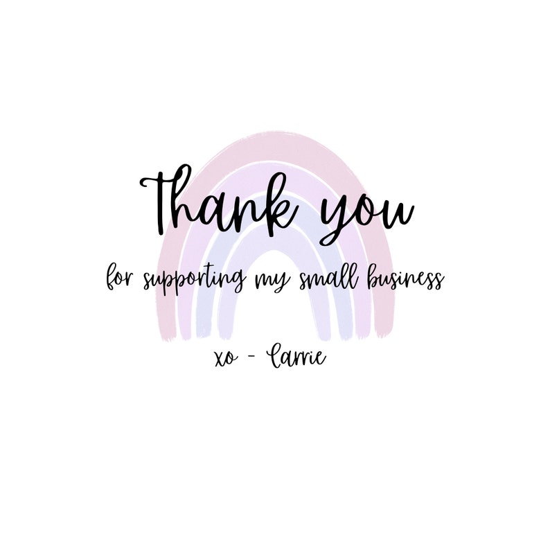 Może przedstawiać: Na białym tle napis "Thank you" czcionką w kolorze czarnym nad pastelową grafiką tęczy. Poniżej tęczy znajduje się tekst "for supporting my small business" i "xo - Carrie".