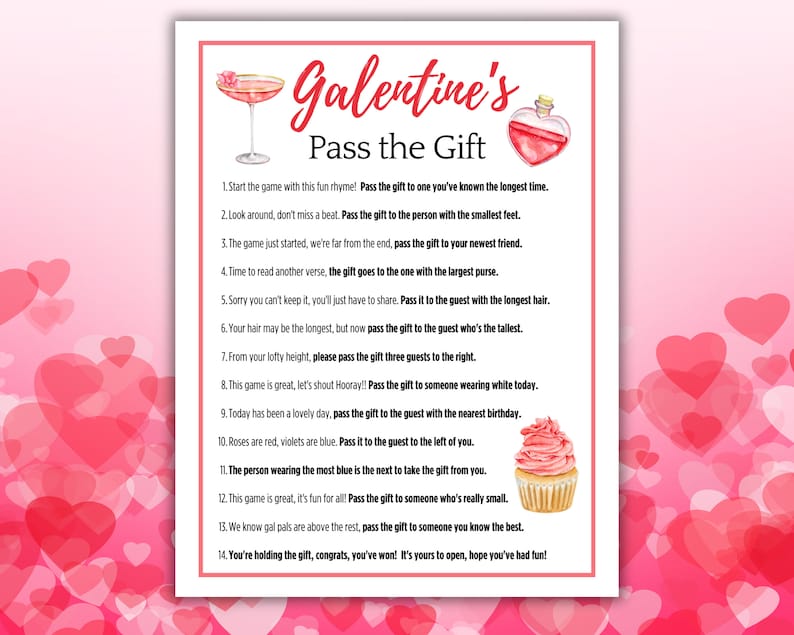 Puede incluir: Una tarjeta de juego imprimible con instrucciones para un juego de "Galentine's Pass the Gift". La tarjeta presenta un fondo de acuarela rosa y rojo con corazones y una magdalena rosa. Las instrucciones est&aacute;n escritas en texto negro e incluyen frases como "Pasa el regalo a la persona con los pies m&aacute;s peque&ntilde;os" y "Pasa el regalo a alguien que lleve blanco hoy."