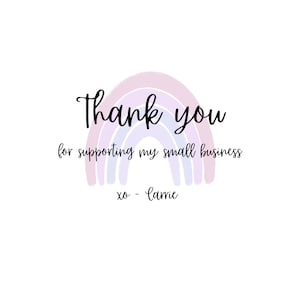 Pode incluir: Um fundo branco com as palavras "Thank you" em escrita preta sobre um gr&aacute;fico de arco-&iacute;ris pastel. Abaixo do arco-&iacute;ris, o texto diz "for supporting my small business" e "xo - Carrie".