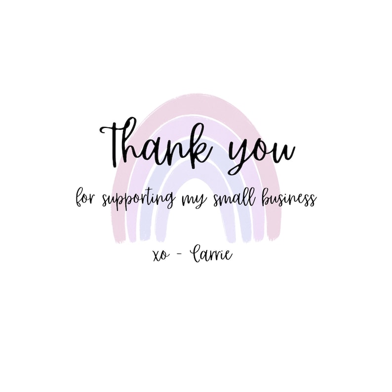 Pode incluir: Um fundo branco com as palavras "Thank you" em escrita preta sobre um gr&aacute;fico de arco-&iacute;ris pastel. Abaixo do arco-&iacute;ris, o texto diz "for supporting my small business" e "xo - Carrie".