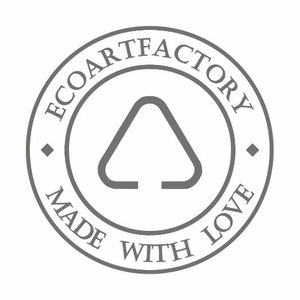 以下が含まれることがあります： 縁に「Eco Art Factory Made With Love」という文字が書かれた灰色の円形スタンプ。中央には灰色のリサイクルマークがあります。