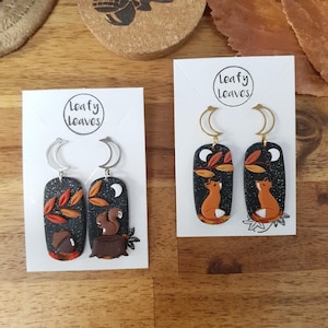 Boucles d&#39;oreilles d&#39;automne avec écureuil ou renards - fond de ciel de minuit