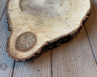 Rodaja de madera de pino, de aproximadamente 43 cm de largo por 33 cm de ancho y 3,8 cm de grosor.