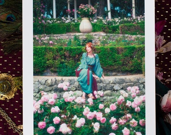 Tirage d'Art A3 (29.7/41cm) de "Dans un Jardin de Roses", limité à 30 exemplaires - Photographie par Psyche Ophiuchus