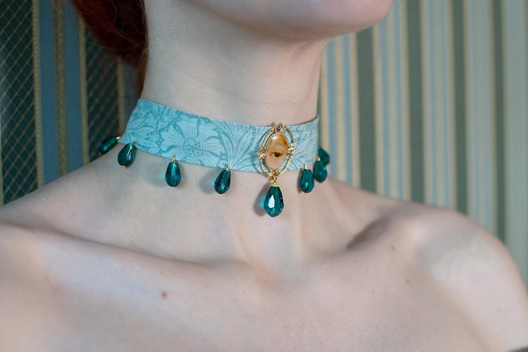 Necklace & Choker Trompe-L'Oeil Top