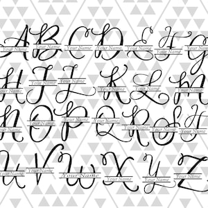 Puede incluir: Un conjunto de 26 letras del alfabeto en cursiva negra con un espacio para un nombre en el medio de cada letra. Las letras están sobre un fondo blanco con un patrón de triángulos grises.