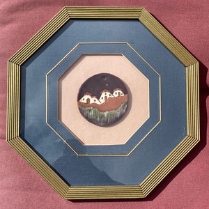 Vintage gerahmte Kunstkeramik-Fliesen-Scheibe Stadt