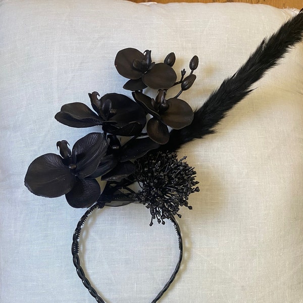 Haarreif mit Blumen im Lederlook und Feder schwarz
