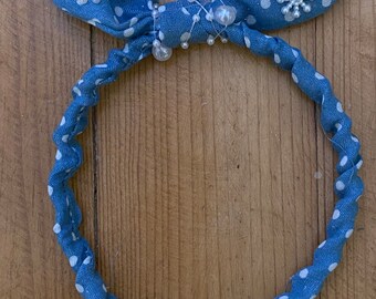 Kinderhaarreif in blau mit Pünktchen, Schleife, Perlen und Sternflocken