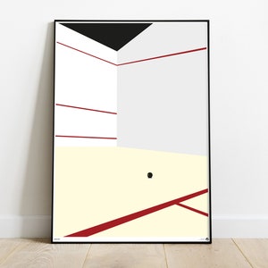 Puede incluir: Un póster enmarcado en negro con una ilustración minimalista de una cancha de squash. La cancha es blanca con líneas rojas y una pelota negra en el centro. El fondo es gris claro.