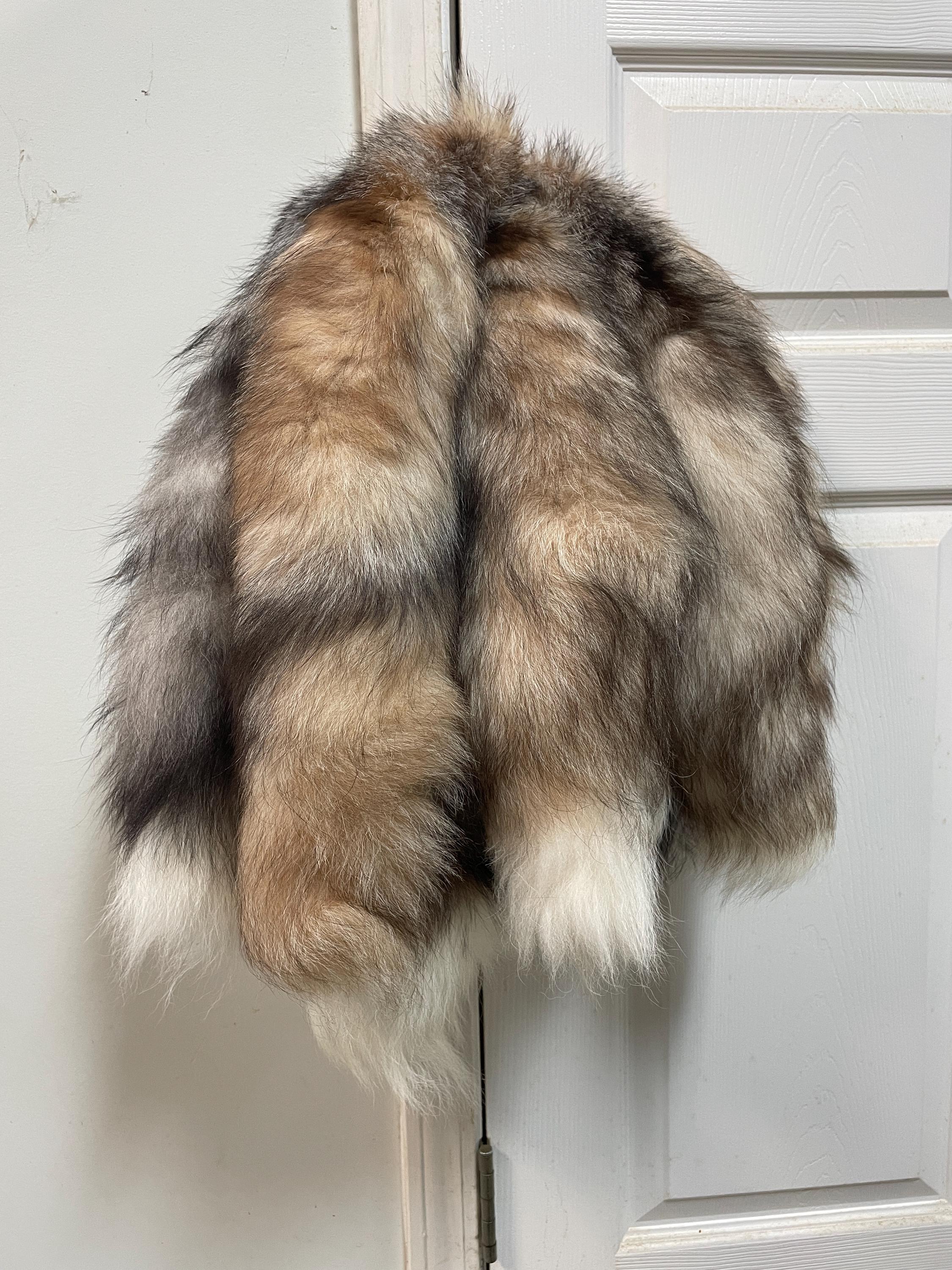 One ( 1 ) Beautiful, LARGE, Hybrid, Ranch RED FOX Tails, With Key
