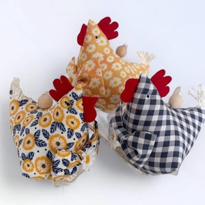 Summer Daisy Chickens On Twine - Small Door Hanger Garland - Stuffed Chicken - Tier Tray Chicken - Kitchen/Farmhouse Chicken - Daisy Chicken
