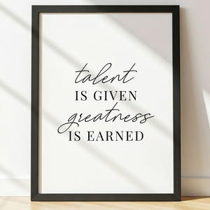 Afdrukken voor kantoordecoratie | Talent wordt gegeven Grootsheid wordt verdiend | Motievenposter | Afdrukbare muurkunst