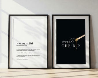 Puede incluir: Dos láminas decorativas enmarcadas. La lámina de la izquierda muestra una definición de diccionario de un artista de depilación con cera en texto negro sobre fondo blanco. La derecha muestra el texto worth THE RIP con un aplicador de cera.