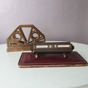 Portacartas de latón Vintage de la década de 1950 con indicador de fecha de cuero cosido.
