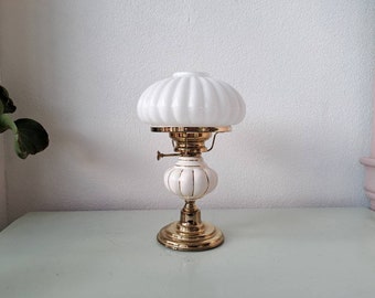 Vintage Tischlampe aus Metall mit plissiertem weißem Glasschirm, 1970er Jahre