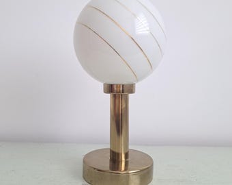 Vintage-Tischlampe aus Metall mit einer weißen Glaskugel mit goldenen Streifen, 1970er Jahre