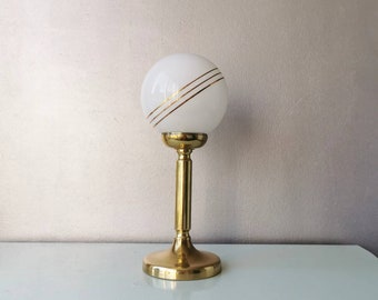 Vintage Metall Tischleuchte mit weißer Glaskugel mit goldenen Streifen, 70er Jahre