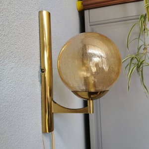 Schöne Messing-Wandlampe mit goldenen Glas KugelKappe, 1970er Jahre