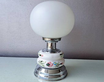 Mooie vintage Franse tafellamp met mooie witte glazen bol, jaren 80