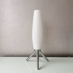 Beautiful vintage design tripod table lamp, 90s