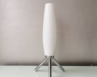 Beautiful vintage design tripod table lamp, 90s