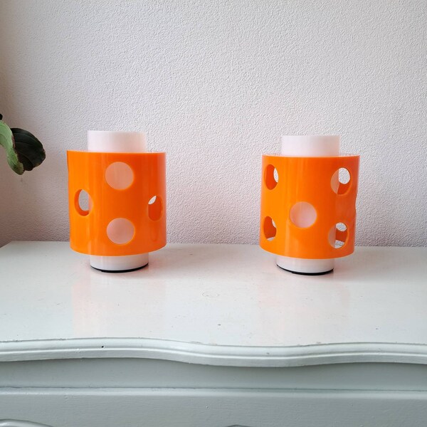 Conjunto de 2 hermosas lámparas de mesa de plástico de diseño Mid Century en color naranja, años 70