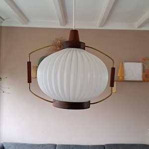 Super belle suspension vintage en verre plissé avec teck, 1970