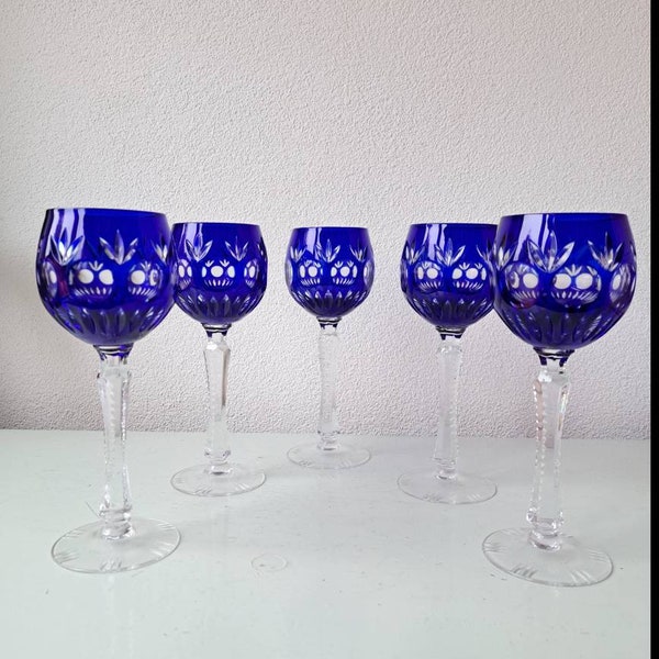 Set de 5 beaux verres à vin en cristal, verre bohème