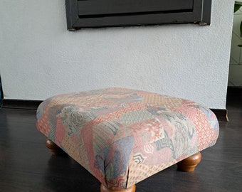Precioso reposapiés/otomana de madera con tapizado de tela, años 80