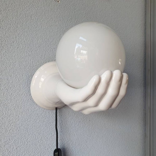Vintage grote XL design keramieke wandlamp in de vorm van een hand met witte glazen bol jaren 80