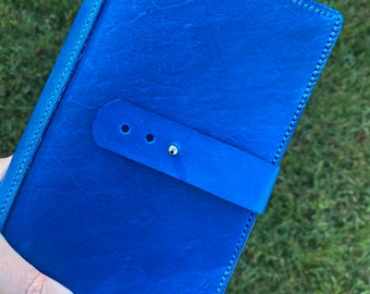 Carnet de voyage en cuir bleu fait main, couverture à deux volets, fermeture à bouton