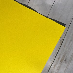 Pochette pour carnet de notes Travelers en papier cartonné texturé fait main Jaune