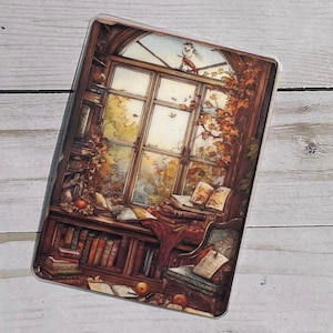 Könnte beinhalten: Eine Vintage-Illustration eines Raumes mit einem großen Fenster, einem Bücherregal voller Bücher und einem Stuhl. Das Fenster ist geöffnet und es sind Blätter draußen. Auf einem Tisch vor dem Fenster liegen Bücher und Papiere verstreut.